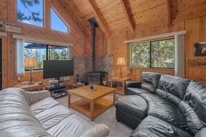 Fernseher, Kamin, DVD-Player, Tischfußball