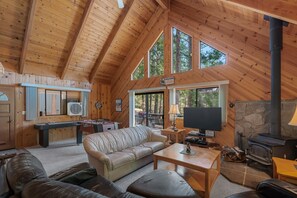 Télévision, cheminée, lecteur de DVD, baby-foot