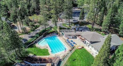 PET FRIENDLY W/HOT TUB + BLUE LAKE SPRINGS REC ACCESS