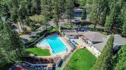 PET FRIENDLY W/HOT TUB + BLUE LAKE SPRINGS REC ACCESS