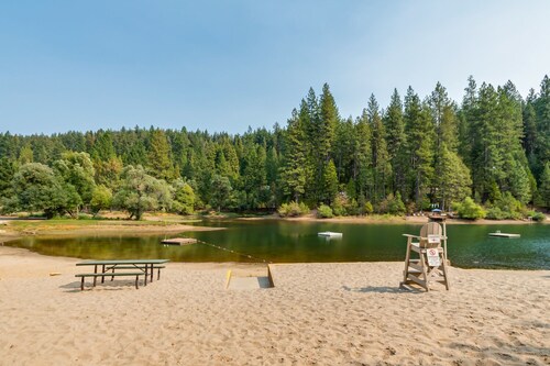 PET FRIENDLY W/HOT TUB + BLUE LAKE SPRINGS REC ACCESS