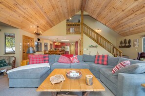 TV, fireplace, table football - TREEmendous - 3 Bedroom 2 bath (Arnold)