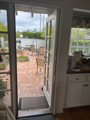 Interior - Beach, bay, town, walking distance. Large private fenced in home (Coronado)