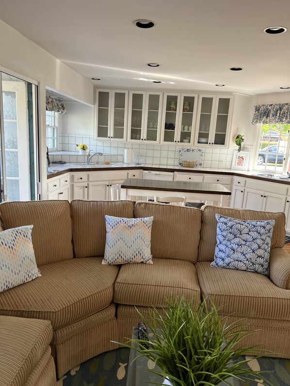 Interior - Beach, bay, town, walking distance. Large private fenced in home (Coronado)