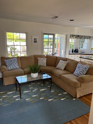 Smart TV - Beach, bay, town, walking distance.  Large private fenced in home (Coronado)