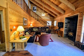 TV, caminetto, lettore DVD, tavolo da calcetto