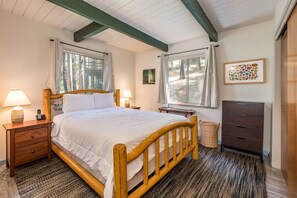 3 bedrooms, desk, WiFi, bed sheets - DACHA GALINA - LAKEMONT PINES COTTAGE, WALKING DISTANCE TO LAKE WITH FREE ACCESS (Arnold)