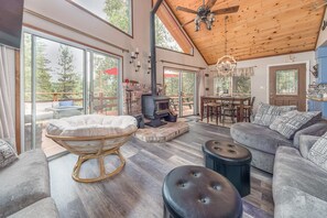 Televisión, chimenea, reproductor de DVD y tenis de mesa 