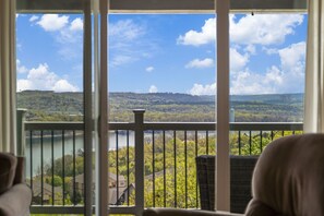 Ein Balkon mit Blick auf einen See und Hügel.