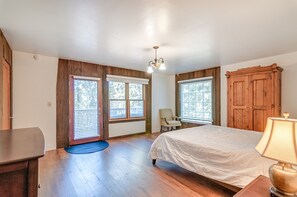 6 bedrooms, desk, WiFi, bed sheets