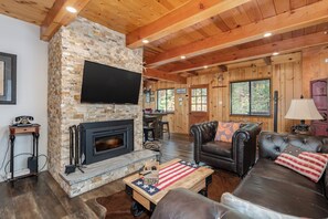 Smart TV, caminetto, tavolo da calcetto