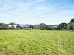 Property grounds - Fair Isle Holiday Cottages - Hill Top Cottage (Near Newport)