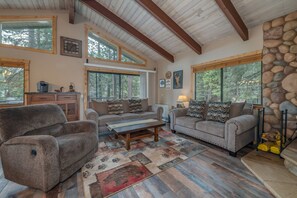 Smart TV, lettore DVD, tavolo da ping pong