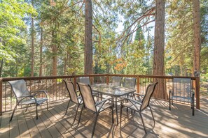 Outdoor dining - *NEW HOT TUB* DOG FRIENDLY, 4 BR IN BIG TREES VILLAGE W/FREE ACCESS TO BTV REC C (Dorrington)