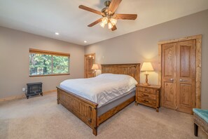 4 bedrooms, desk, travel cot, WiFi