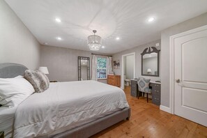 5 bedrooms, desk, WiFi, bed sheets