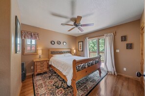 3 bedrooms, desk, WiFi, bed sheets