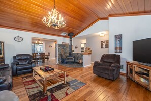 TV, fireplace, DVD player, table tennis - OUR SILVER LINING- W/REC ROOM + AC + WHOLE HOUSE GENERATOR (Arnold)