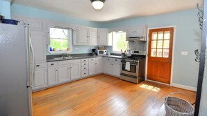 Casa, varias camas (Fairview Farm - Modern Farmhouse) | Cocina privada