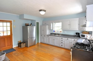Private kitchen - Fairview Farm - Modern Farmhouse (Berkeley Springs)