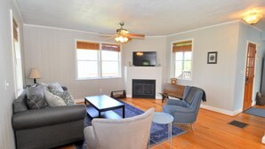 Casa, varias camas (Fairview Farm - Modern Farmhouse) | Sala de estar