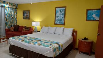 Caja de seguridad en la habitación y tabla de planchar con plancha