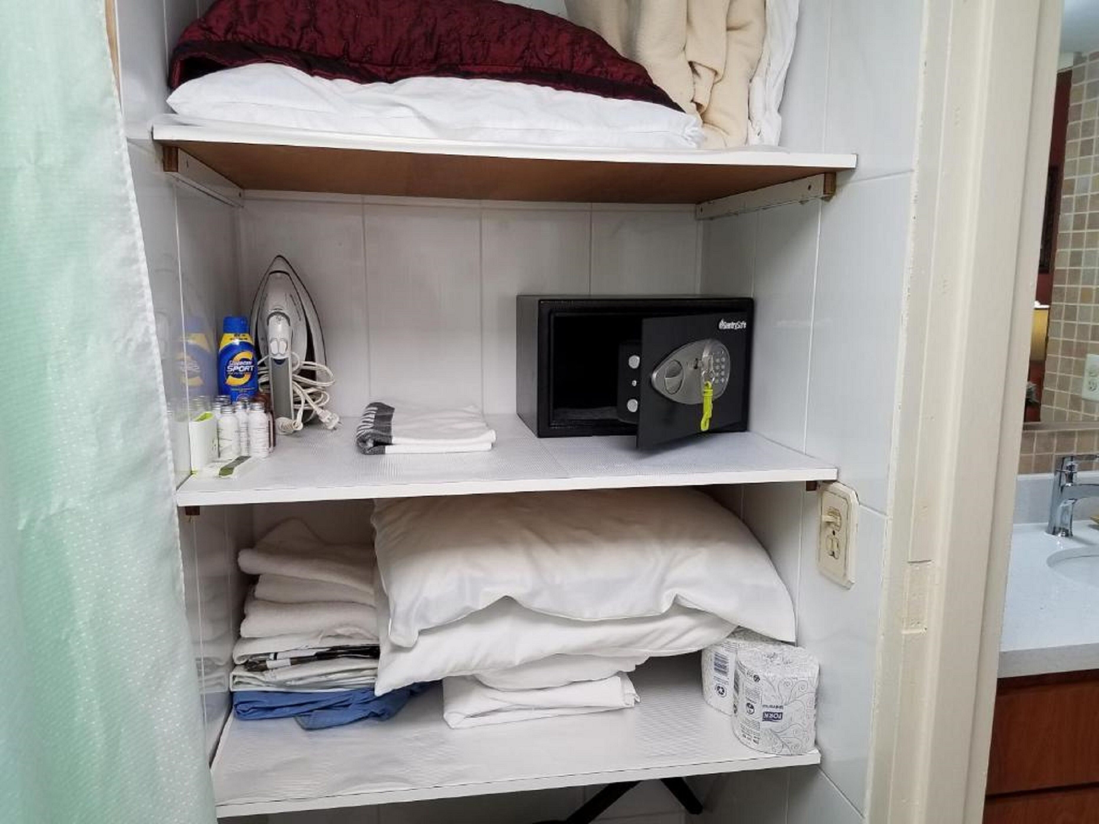 superior studio suite | safe