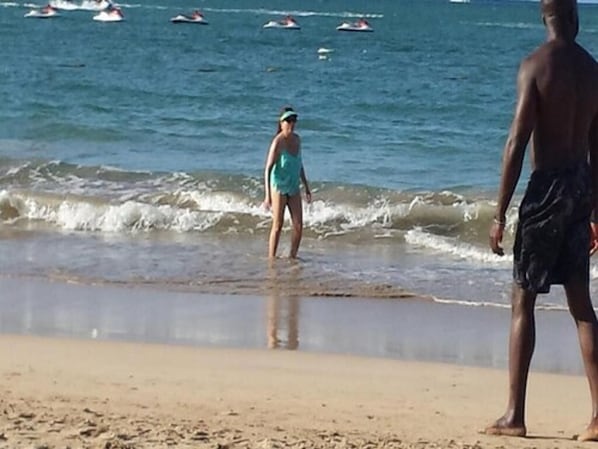 A la platja i platja de sorra blanca
