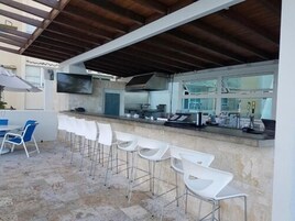 Bar junto a la piscina