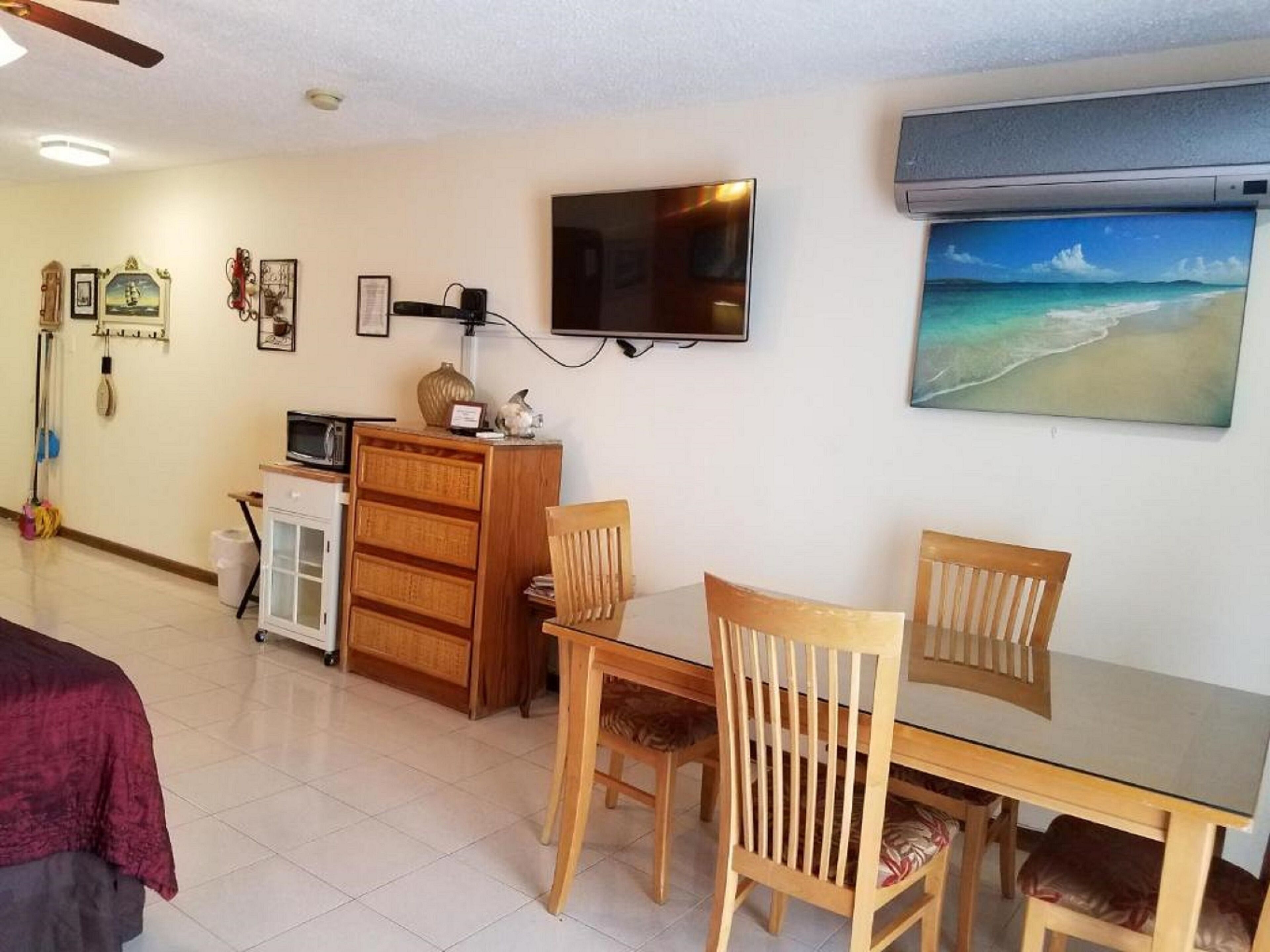 superior studio suite | living area | 42-inch flat-screen tv with cable channels, tv