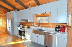 Mökki, useita sänkyjä (Riverfront Log Cabin) | Yksityinen keittiö | Astianpesukone, keittoastiat/astiat/ruokailuvälineet