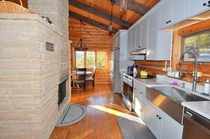 Stuga - flera sängar (Riverfront Log Cabin) | Eget kök | Diskmaskin och grytor/köksredskap