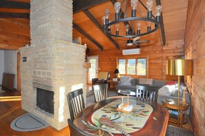 Cabin, Multiple Beds (Riverfront Log Cabin) | Dining