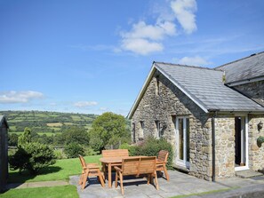 Outdoor dining - Take in the gorgeous views - a rural, relaxing countryside break awaits you. (Cwmdu, Near Llandeilo)