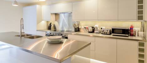 洗碗機、高腳椅、冰箱