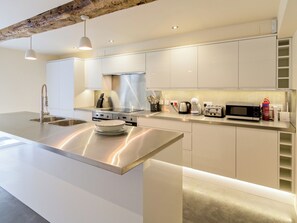 Dishwasher, high chair, freezer - 4 bedroom accommodation in Ampney Crucis, near Cirencester (Ampney Crucis, near Cirencester)