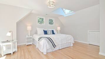 3 室のベッドルーム、デスク、アイロン / アイロン台、旅行用ベビーベッド