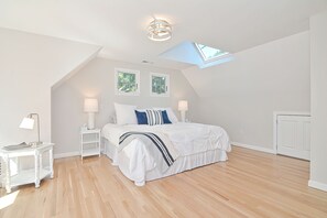 3 Schlafzimmer, Schreibtisch, Bügeleisen/Bügelbrett, Reisekinderbett