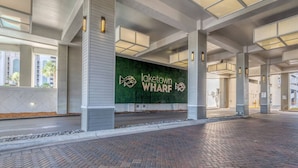 Un vaste hall d’entrée agrémenté d’un mur végétal sur lequel figure le texte « laketown WHARF » et un logo.