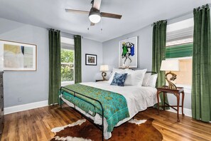 5 habitaciones, escritorio y tabla de planchar con plancha 