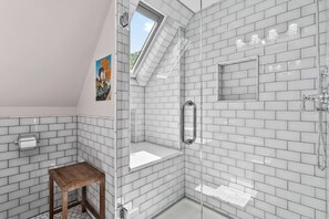 Combined shower/tub, hair dryer, towels - Spacious Home in KC's Core 46 (Kansas City)