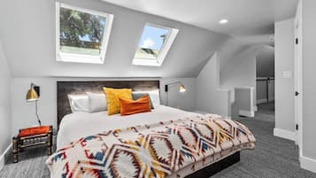 5 bedrooms, desk, iron/ironing board, travel cot