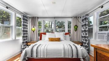 5 bedrooms, desk, iron/ironing board, travel cot