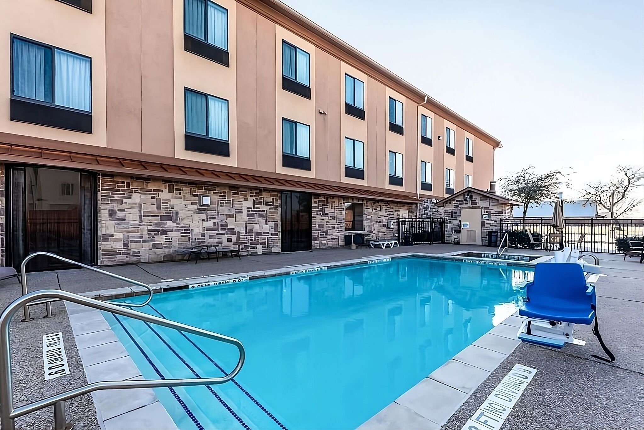 Comfortable Stay in Red Lion Inn & Suites Mineral Wells! Free Parking!