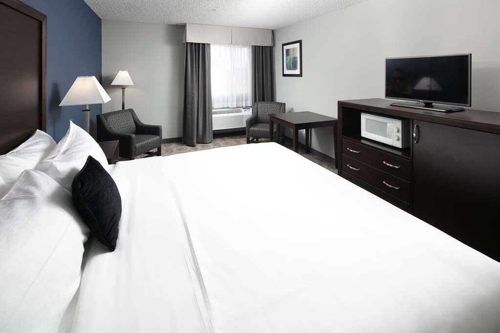 Budget-friendly Accommodation! Onsite Pool, Free Parking & Breakfast!