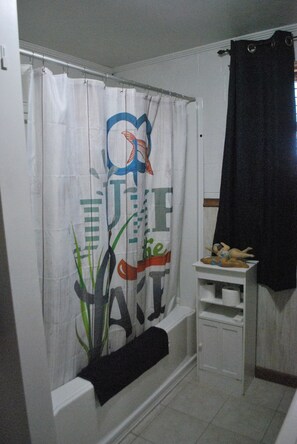 Combined shower/tub, towels, soap, toilet paper - Weiss Lake Rustic Cabin on the water, new flooring! (Centre)