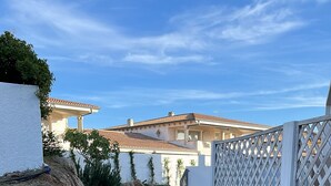 A pathway with stepping stones leading to a house with a white exterior and a tiled roof. - stunning aparment with private pool - 5 min from the beach (Palau)