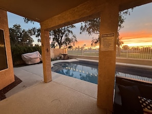 Una piscina al aire libre, una piscina climatizada
