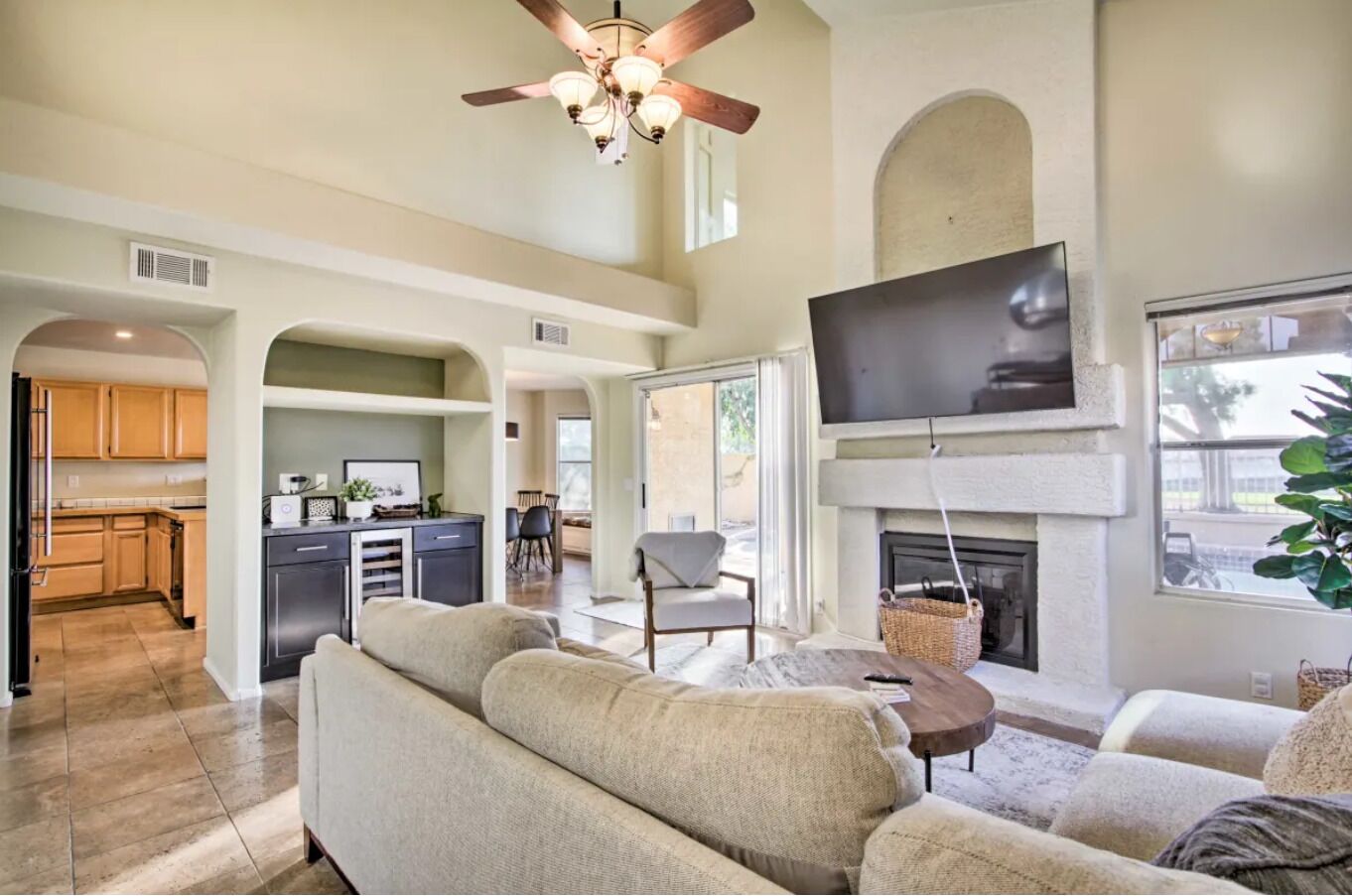 Smart-TV, peis, bøker og kontorer