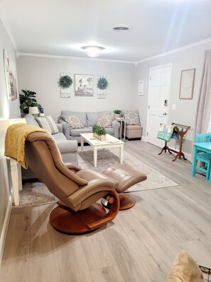 Téléviseur connecté, table de baby-foot, livres